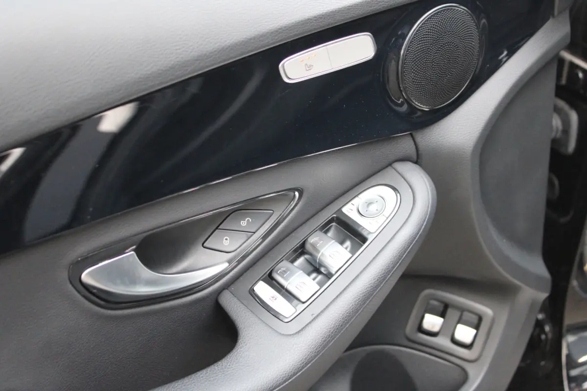 300e Advantage Pack Avantgarde NAVI 18'''CARPLAY