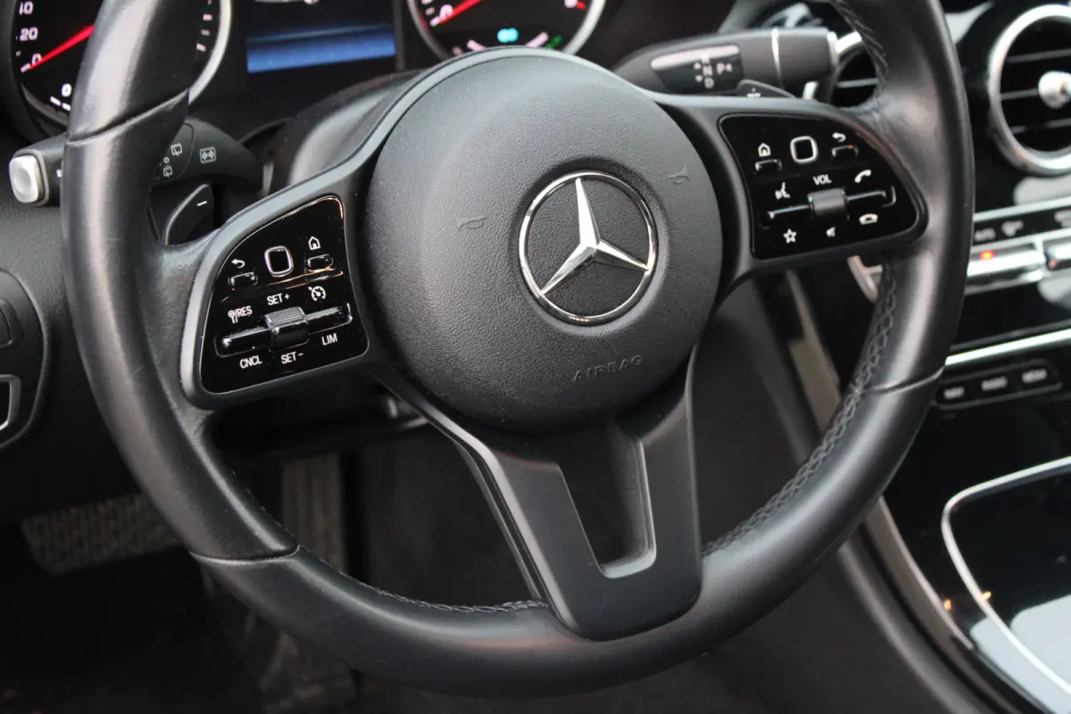 300e Advantage Pack Avantgarde NAVI 18'''CARPLAY