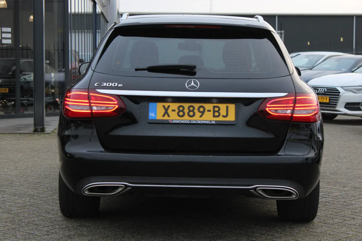 300e Advantage Pack Avantgarde NAVI 18'''CARPLAY