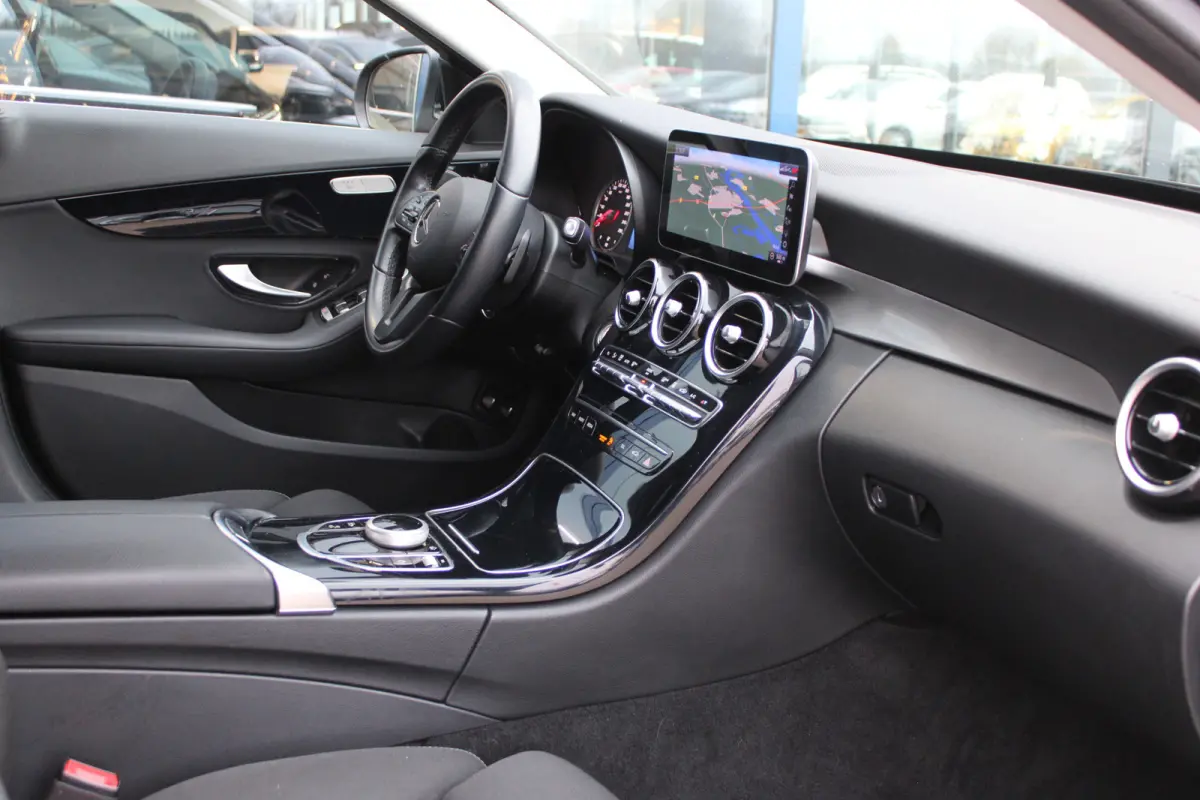 300e Advantage Pack Avantgarde NAVI 18'''CARPLAY