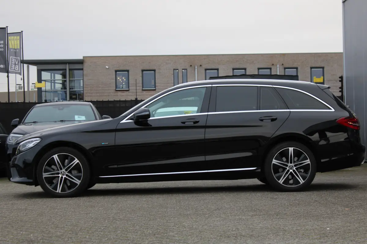 300e Advantage Pack Avantgarde NAVI 18'''CARPLAY