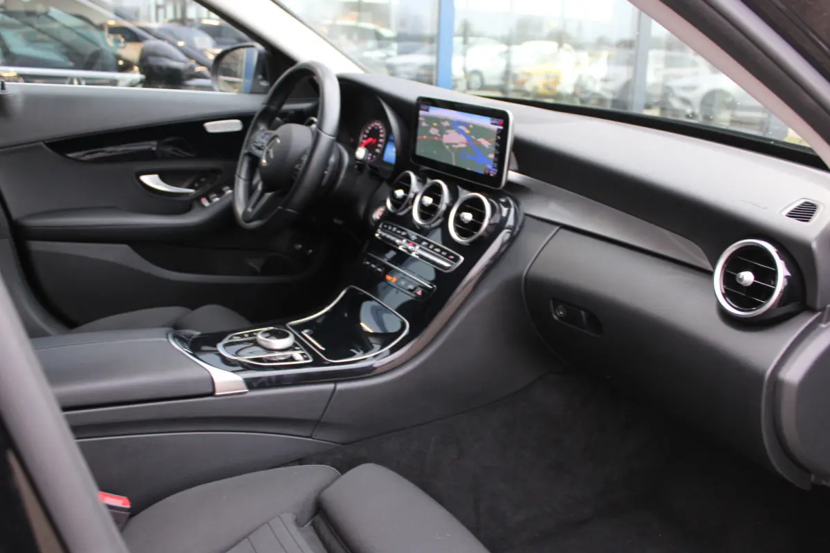 300e Advantage Pack Avantgarde NAVI 18'''CARPLAY