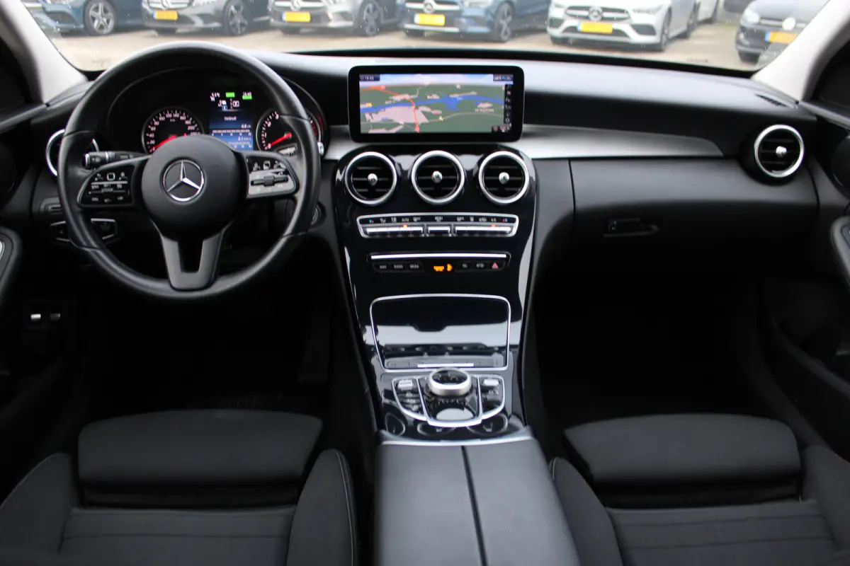 300e Advantage Pack Avantgarde NAVI 18'''CARPLAY