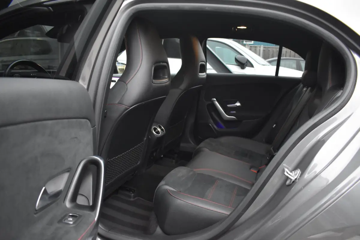 180 AMG NIGHT | SFEERVERLICHTING | APPLE CARPLAY | CAMERA | ANDROID AUTO | NAP | DEALER ONDERHOUDEN