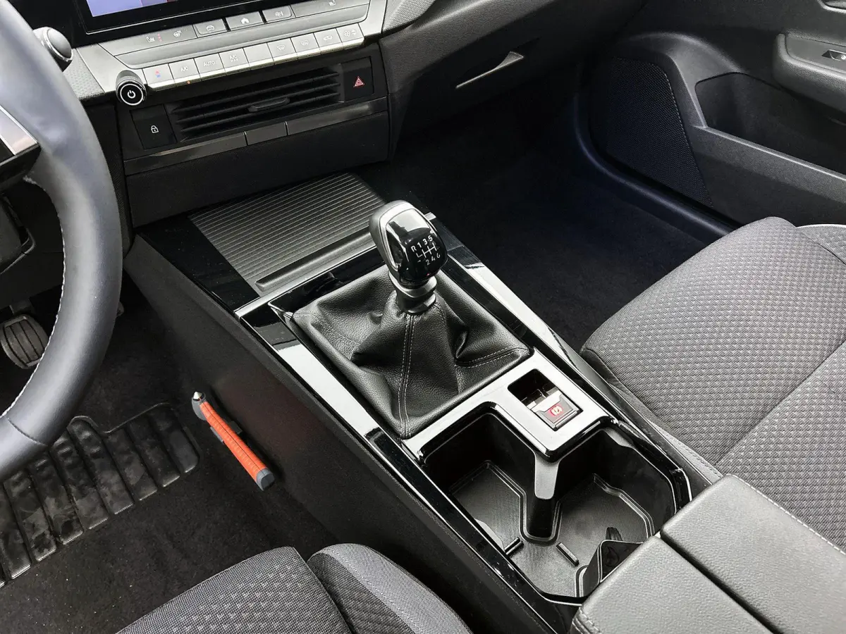 1.2 Turbo Business Edition Camera | Apple Carplay & Android Auto | Navigatie | AGR Stoelen | Parkeersensoren Voor/Achter | Stoel & Stuur Verwarming | Climate Control | Keyless