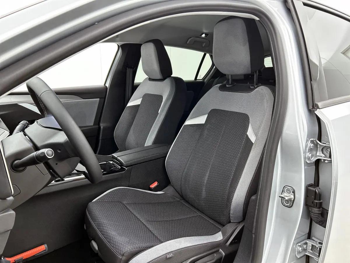 1.2 Turbo Business Edition Camera | Apple Carplay & Android Auto | Navigatie | AGR Stoelen | Parkeersensoren Voor/Achter | Stoel & Stuur Verwarming | Climate Control | Keyless