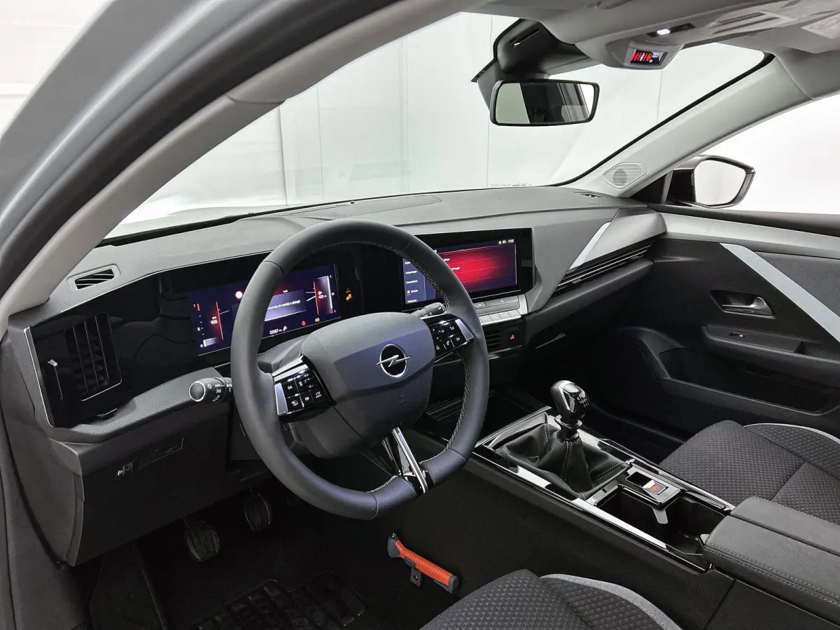 1.2 Turbo Business Edition Camera | Apple Carplay & Android Auto | Navigatie | AGR Stoelen | Parkeersensoren Voor/Achter | Stoel & Stuur Verwarming | Climate Control | Keyless