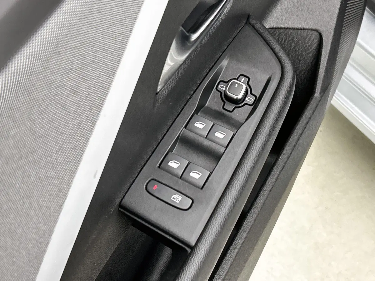 1.2 Turbo Business Edition Camera | Apple Carplay & Android Auto | Navigatie | AGR Stoelen | Parkeersensoren Voor/Achter | Stoel & Stuur Verwarming | Climate Control | Keyless