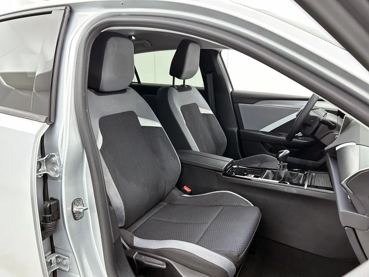 1.2 Turbo Business Edition Camera | Apple Carplay & Android Auto | Navigatie | AGR Stoelen | Parkeersensoren Voor/Achter | Stoel & Stuur Verwarming | Climate Control | Keyless