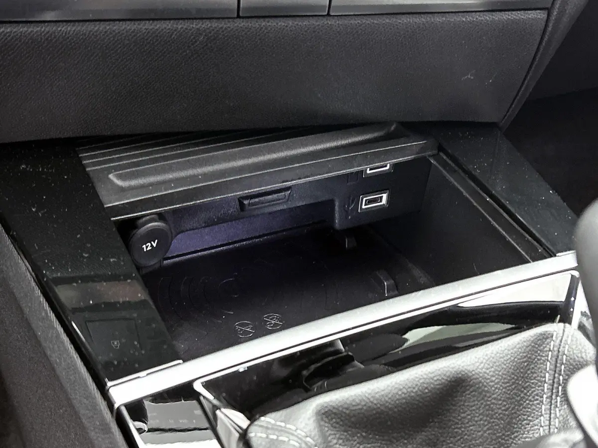 1.2 Turbo Business Edition Camera | Apple Carplay & Android Auto | Navigatie | AGR Stoelen | Parkeersensoren Voor/Achter | Stoel & Stuur Verwarming | Climate Control | Keyless