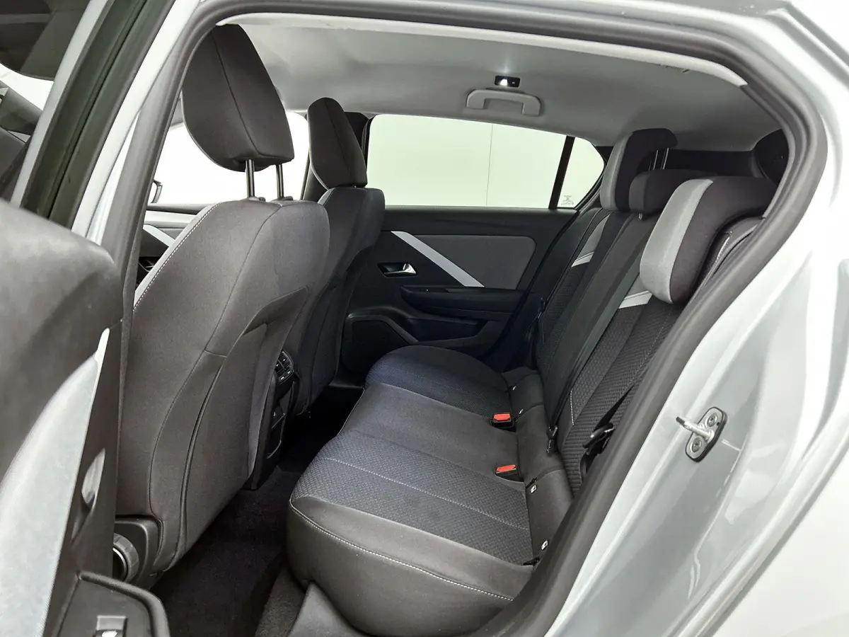 1.2 Turbo Business Edition Camera | Apple Carplay & Android Auto | Navigatie | AGR Stoelen | Parkeersensoren Voor/Achter | Stoel & Stuur Verwarming | Climate Control | Keyless