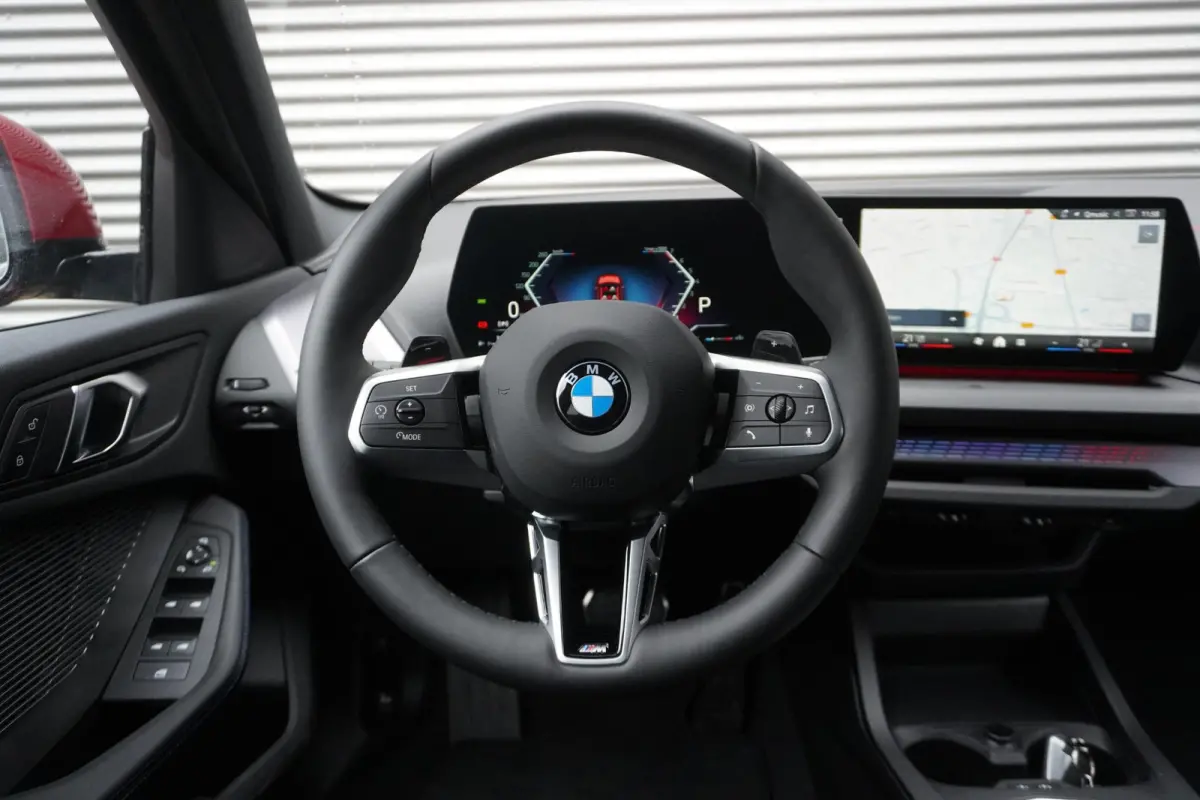 120 M Sportpakket | Premium Pack | 19 inch LM M Y-spaak | Extra getint glas | Driving Assistant | Parking Assistant |