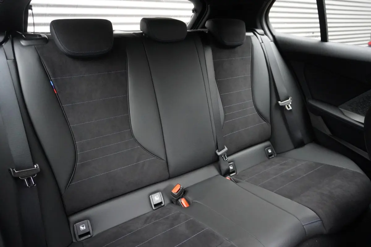 120 M Sportpakket | Premium Pack | 19 inch LM M Y-spaak | Extra getint glas | Driving Assistant | Parking Assistant |