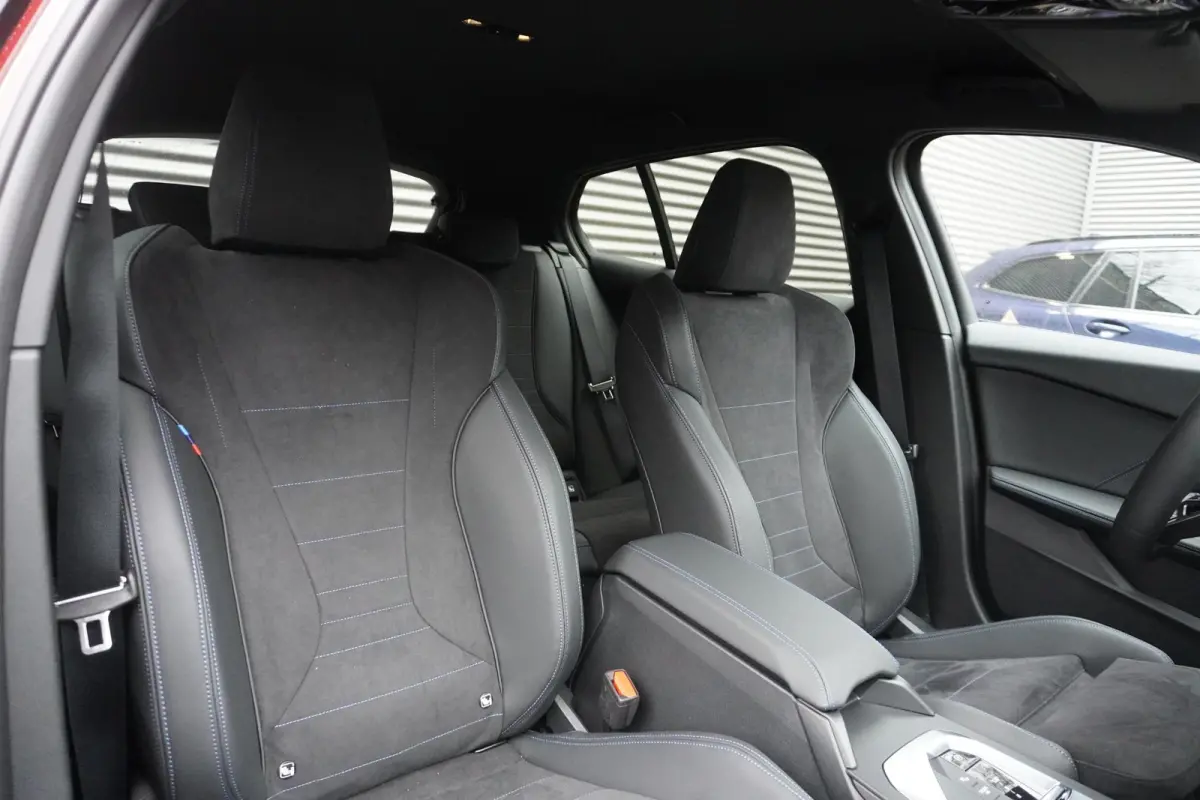 120 M Sportpakket | Premium Pack | 19 inch LM M Y-spaak | Extra getint glas | Driving Assistant | Parking Assistant |