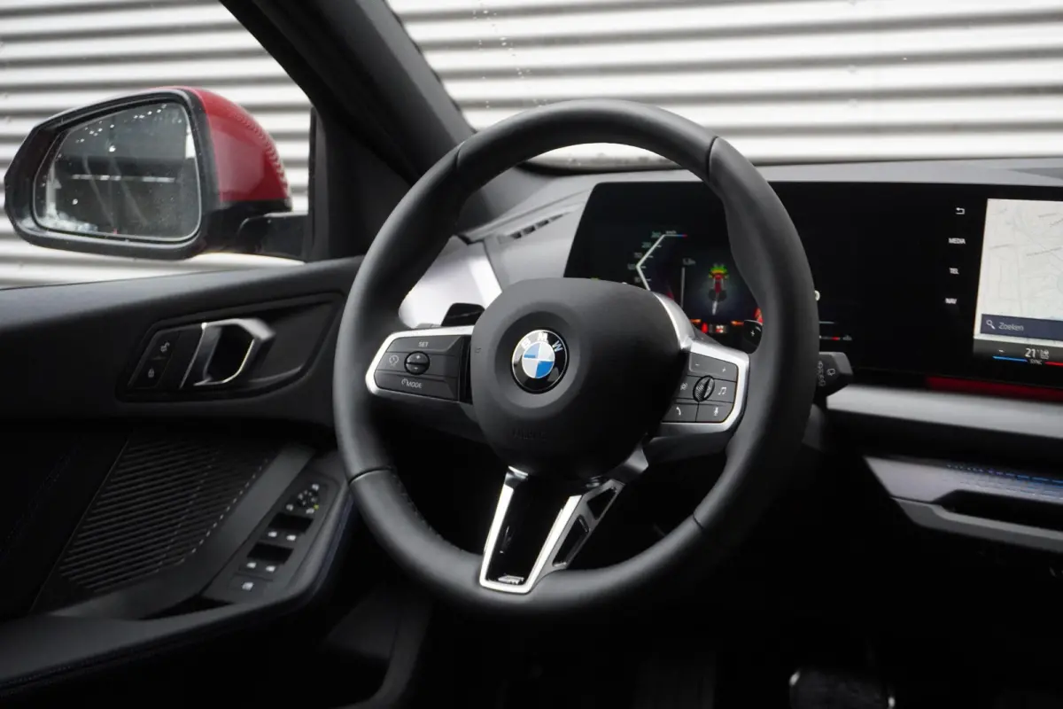 120 M Sportpakket | Premium Pack | 19 inch LM M Y-spaak | Extra getint glas | Driving Assistant | Parking Assistant |