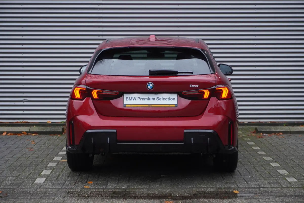 120 M Sportpakket | Premium Pack | 19 inch LM M Y-spaak | Extra getint glas | Driving Assistant | Parking Assistant |