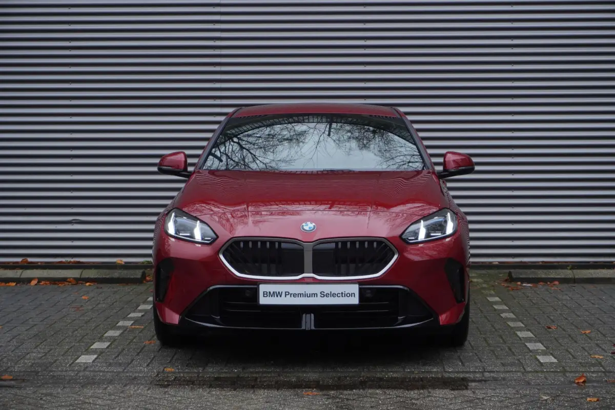 120 M Sportpakket | Premium Pack | 19 inch LM M Y-spaak | Extra getint glas | Driving Assistant | Parking Assistant |