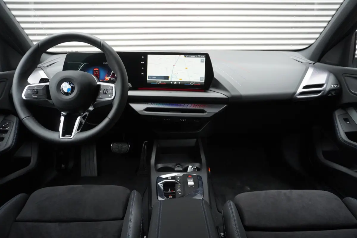 120 M Sportpakket | Premium Pack | 19 inch LM M Y-spaak | Extra getint glas | Driving Assistant | Parking Assistant |