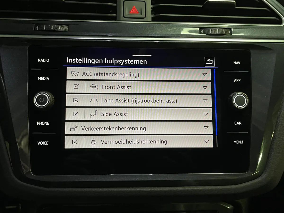 1.4 TSI eHybrid R-Line Business+ FABRIEKSGARANTIE TOT 03-2027 20"/VOL Leder + memory/Panoramadak/360 camera/Elektrische klep/Dodehoek/Stuur + stoelverwarming/IQ Lights/Adaptieve cruise