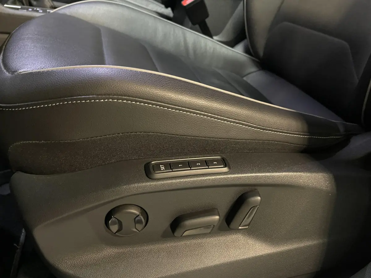 1.4 TSI eHybrid R-Line Business+ FABRIEKSGARANTIE TOT 03-2027 20"/VOL Leder + memory/Panoramadak/360 camera/Elektrische klep/Dodehoek/Stuur + stoelverwarming/IQ Lights/Adaptieve cruise