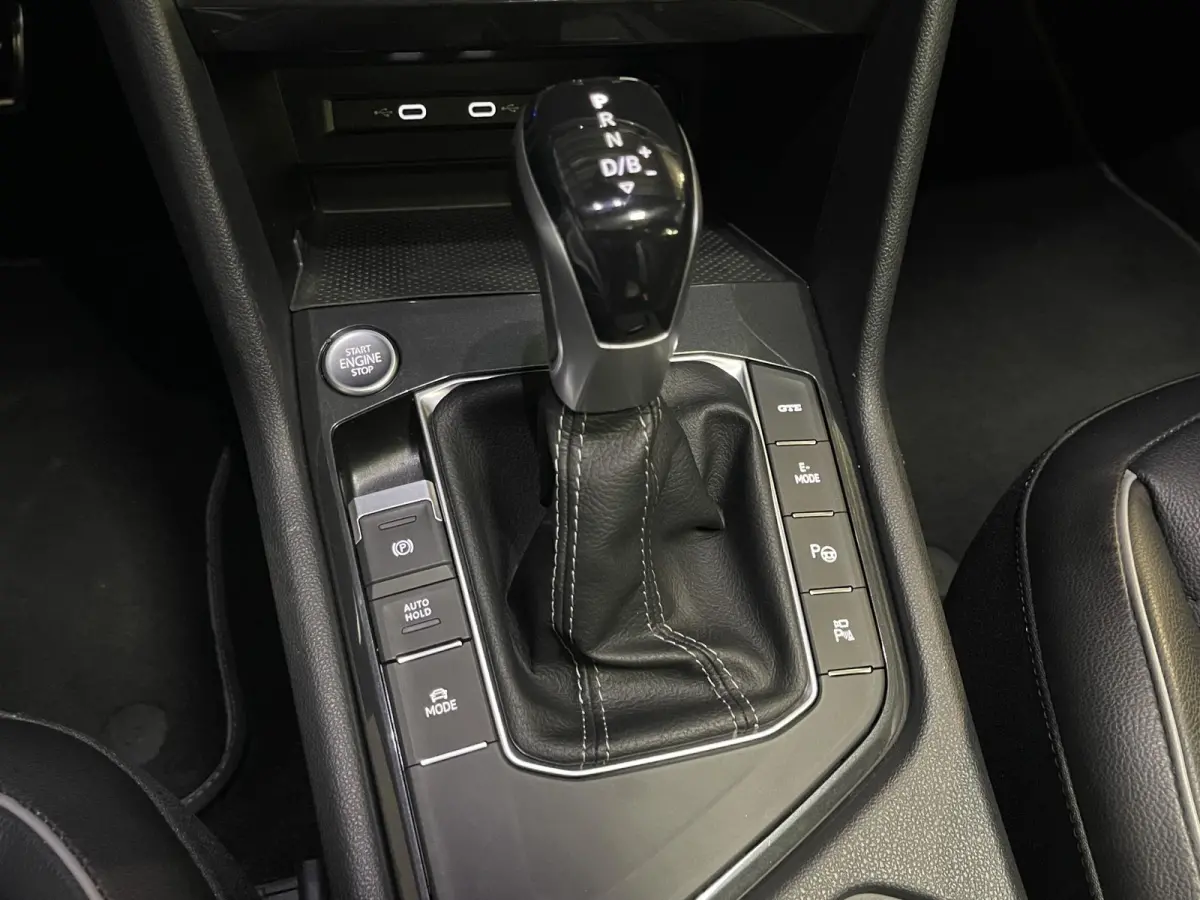 1.4 TSI eHybrid R-Line Business+ FABRIEKSGARANTIE TOT 03-2027 20"/VOL Leder + memory/Panoramadak/360 camera/Elektrische klep/Dodehoek/Stuur + stoelverwarming/IQ Lights/Adaptieve cruise