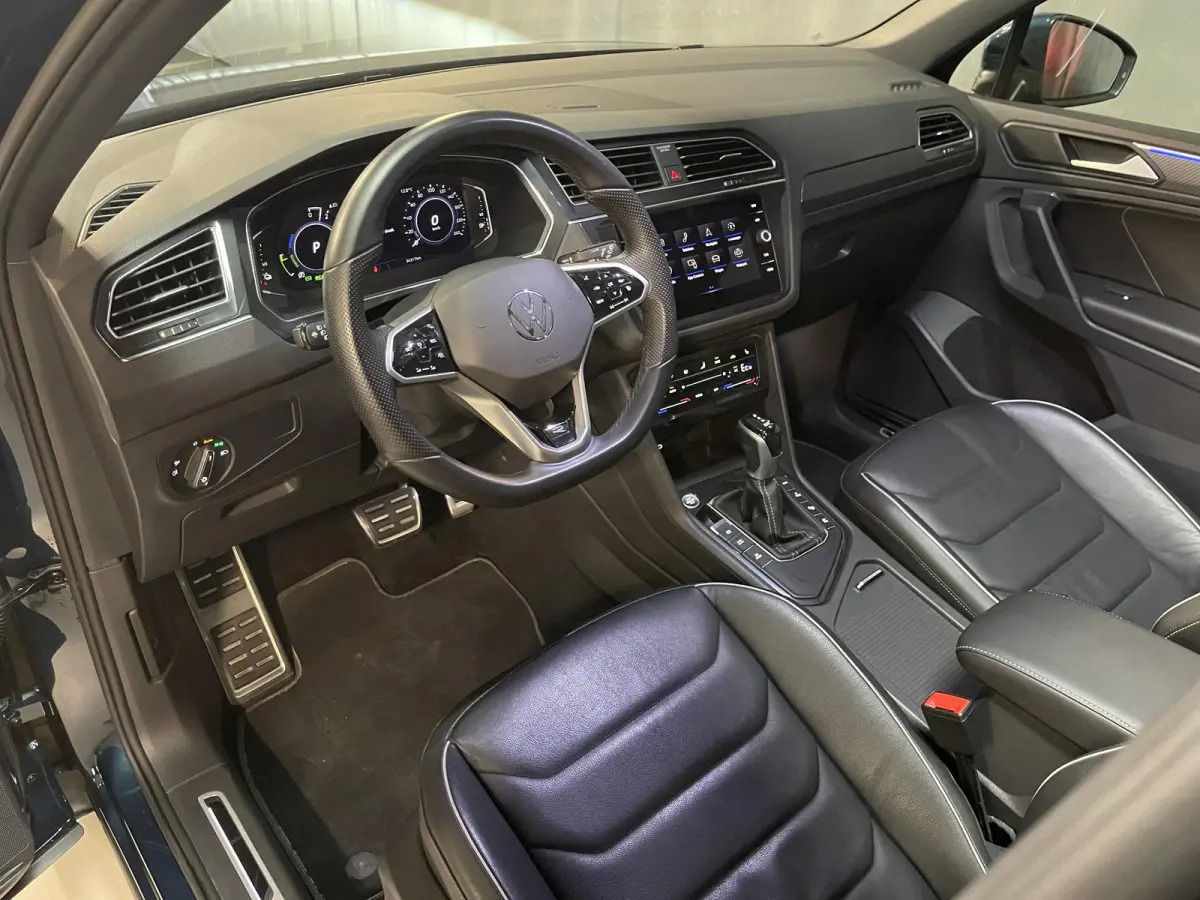 1.4 TSI eHybrid R-Line Business+ FABRIEKSGARANTIE TOT 03-2027 20"/VOL Leder + memory/Panoramadak/360 camera/Elektrische klep/Dodehoek/Stuur + stoelverwarming/IQ Lights/Adaptieve cruise