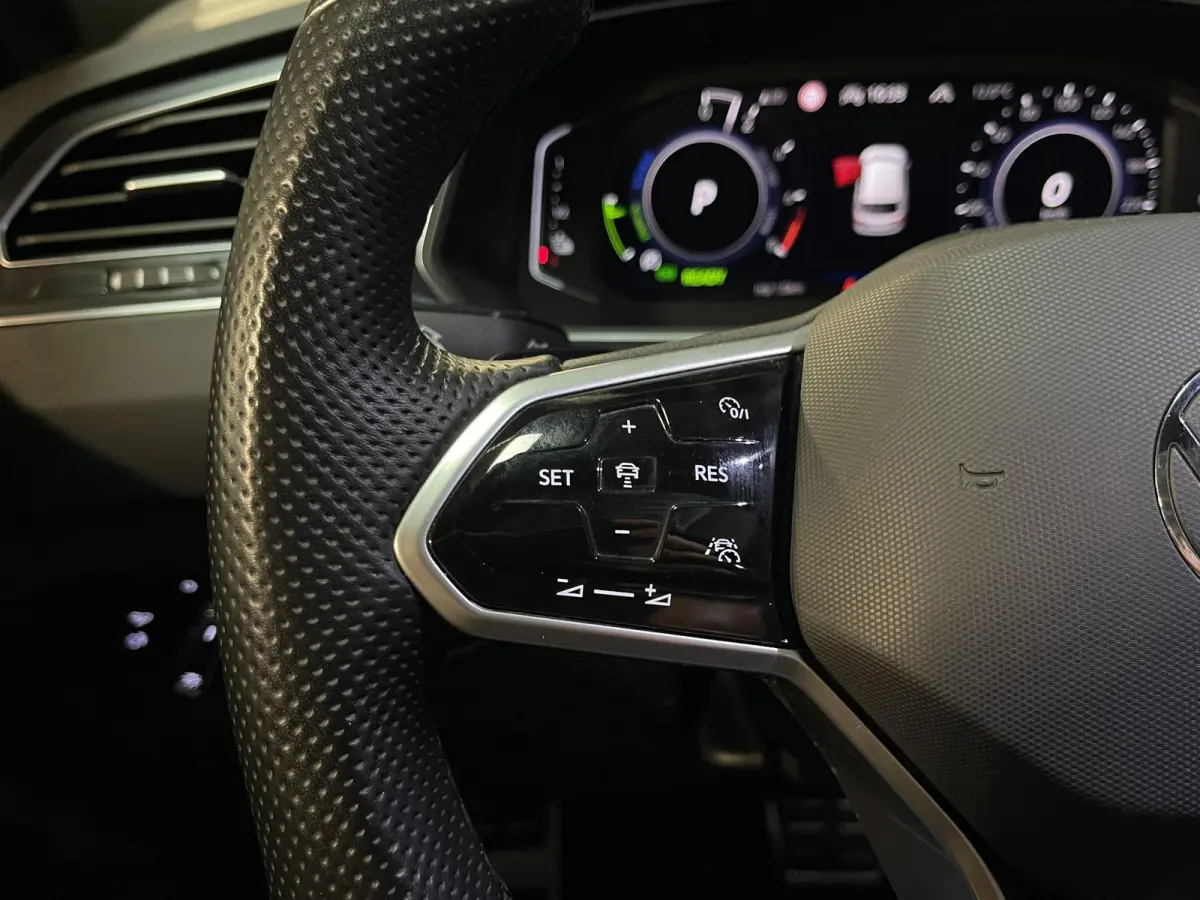 1.4 TSI eHybrid R-Line Business+ FABRIEKSGARANTIE TOT 03-2027 20"/VOL Leder + memory/Panoramadak/360 camera/Elektrische klep/Dodehoek/Stuur + stoelverwarming/IQ Lights/Adaptieve cruise