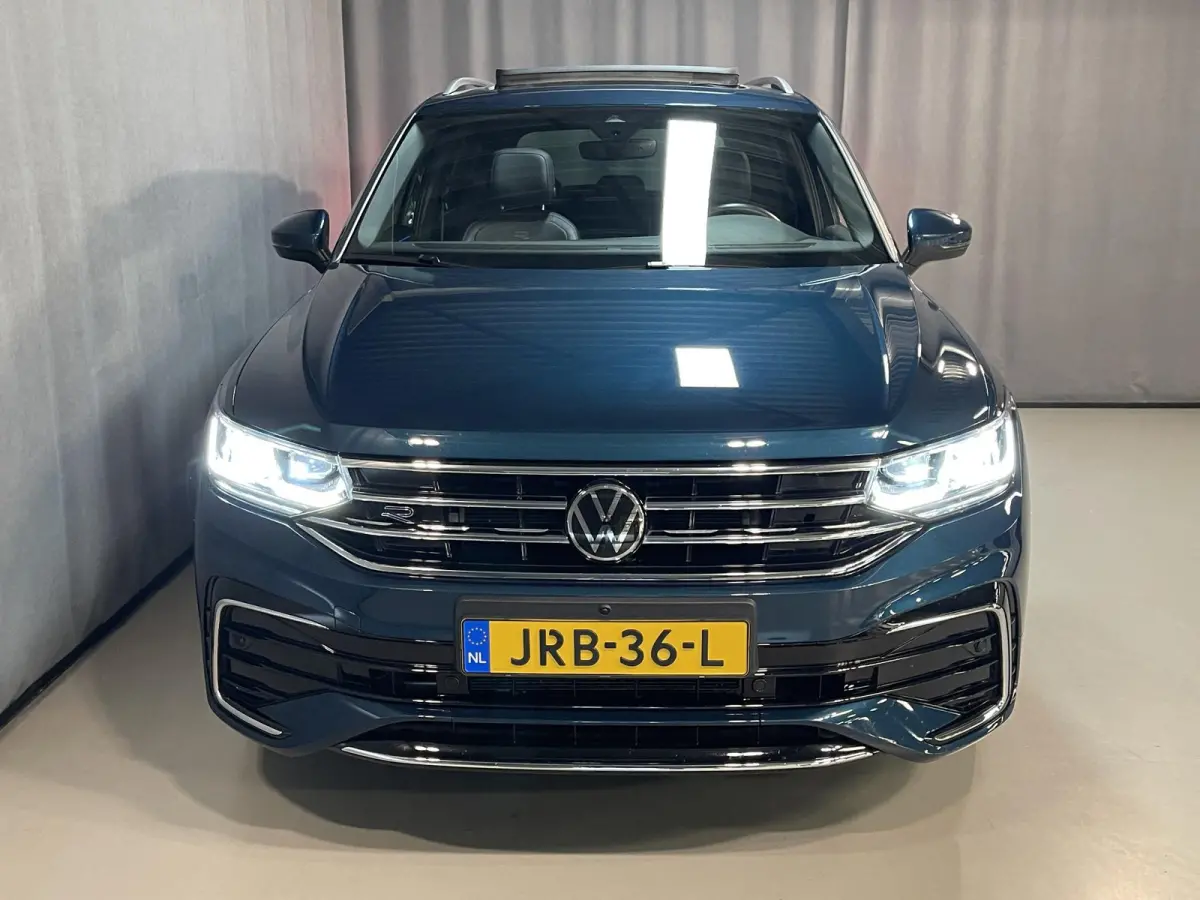 1.4 TSI eHybrid R-Line Business+ FABRIEKSGARANTIE TOT 03-2027 20"/VOL Leder + memory/Panoramadak/360 camera/Elektrische klep/Dodehoek/Stuur + stoelverwarming/IQ Lights/Adaptieve cruise