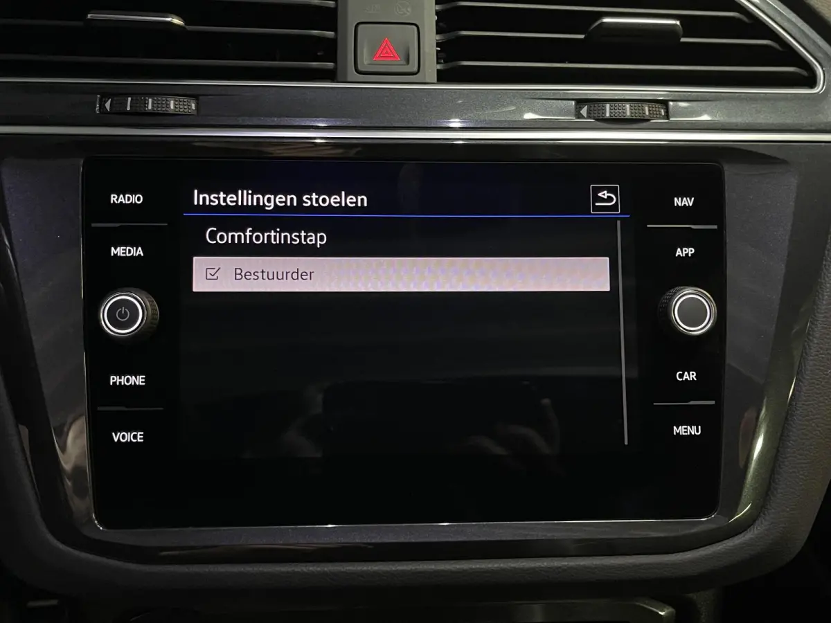 1.4 TSI eHybrid R-Line Business+ FABRIEKSGARANTIE TOT 03-2027 20"/VOL Leder + memory/Panoramadak/360 camera/Elektrische klep/Dodehoek/Stuur + stoelverwarming/IQ Lights/Adaptieve cruise