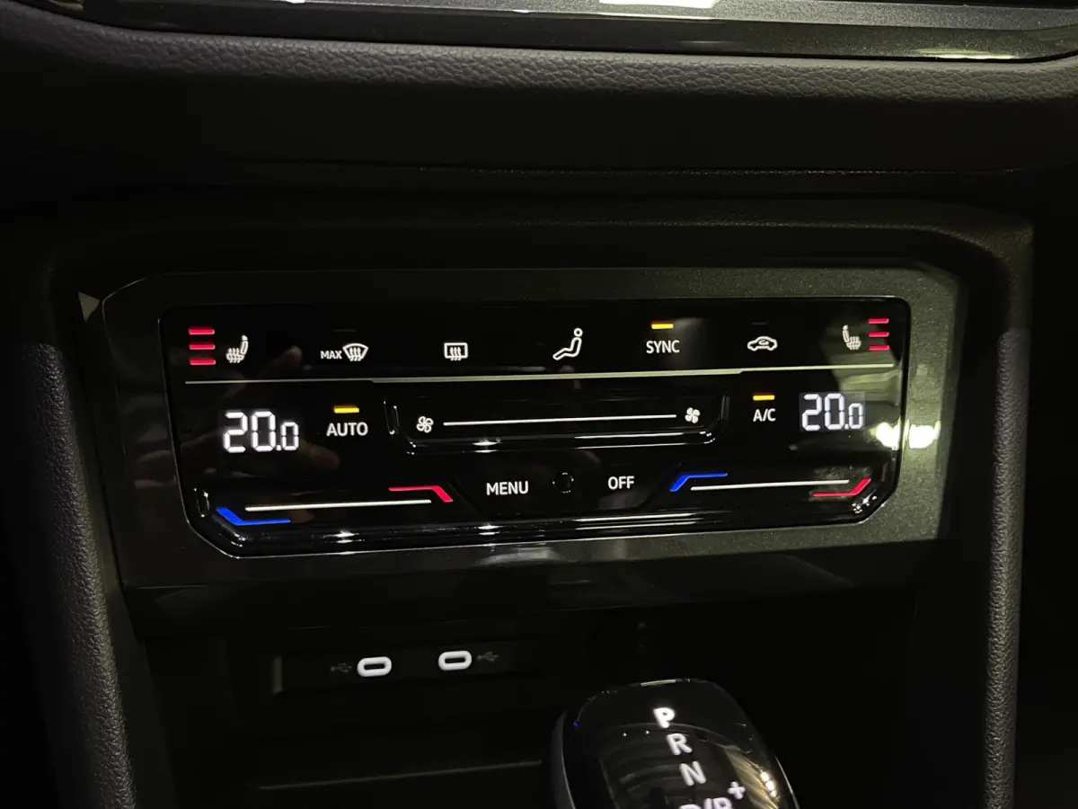 1.4 TSI eHybrid R-Line Business+ FABRIEKSGARANTIE TOT 03-2027 20"/VOL Leder + memory/Panoramadak/360 camera/Elektrische klep/Dodehoek/Stuur + stoelverwarming/IQ Lights/Adaptieve cruise