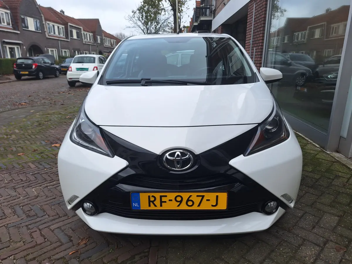 1.0 VVT-i X-Play 5Drs /Camera/Navi/Led/Airco/Garantie