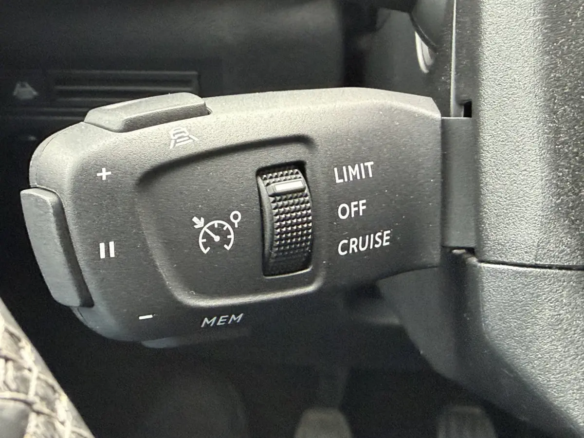 100pk Opera (Camera - Leder - LED Matrix - Parkeersensoren V+A - Automatische Airco - Apple Carplay - Navigatie - Head up)