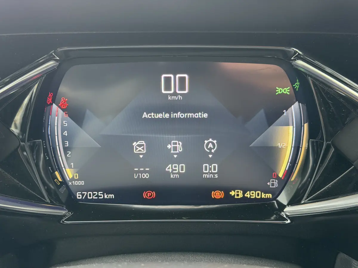 100pk Opera (Camera - Leder - LED Matrix - Parkeersensoren V+A - Automatische Airco - Apple Carplay - Navigatie - Head up)