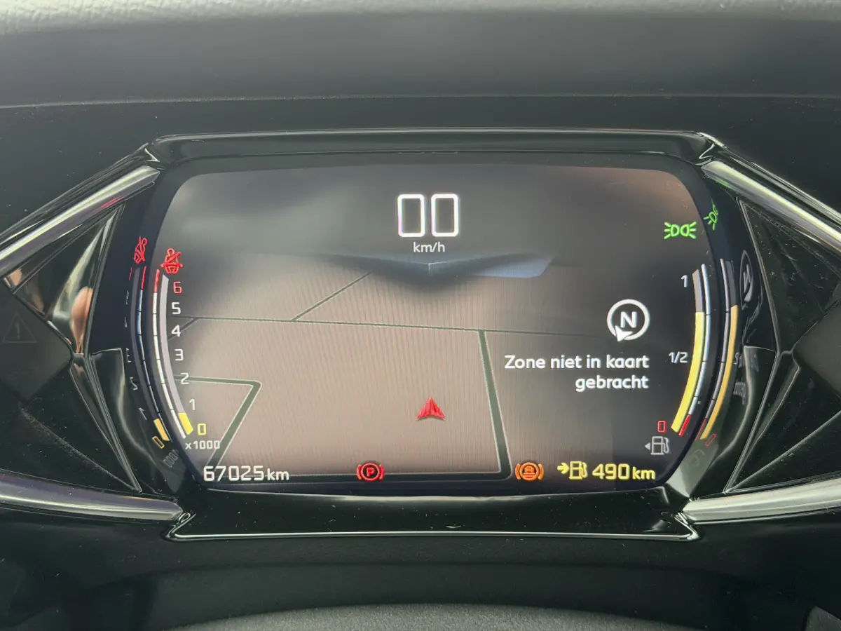 100pk Opera (Camera - Leder - LED Matrix - Parkeersensoren V+A - Automatische Airco - Apple Carplay - Navigatie - Head up)