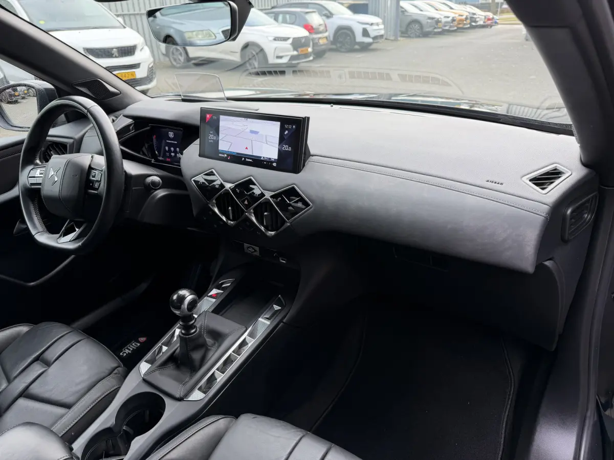 100pk Opera (Camera - Leder - LED Matrix - Parkeersensoren V+A - Automatische Airco - Apple Carplay - Navigatie - Head up)