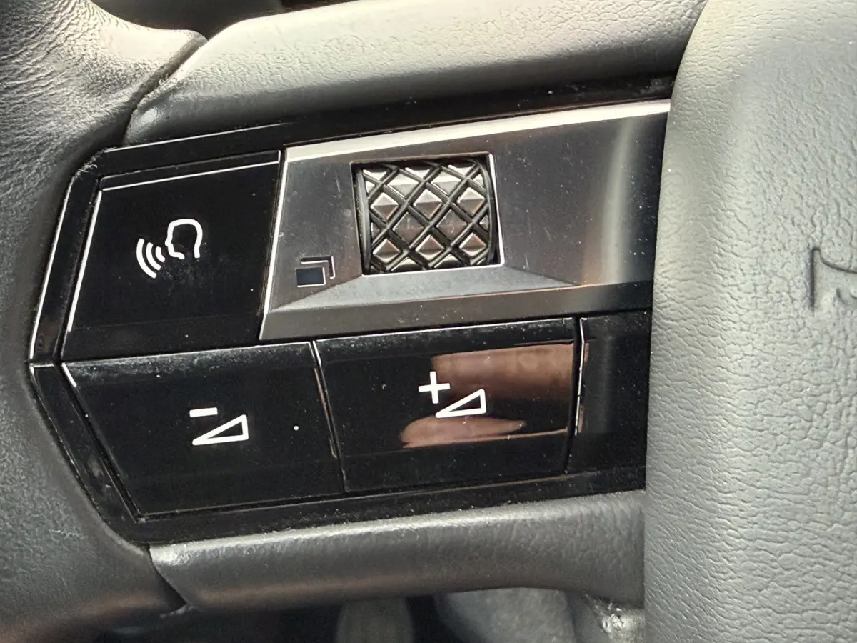 100pk Opera (Camera - Leder - LED Matrix - Parkeersensoren V+A - Automatische Airco - Apple Carplay - Navigatie - Head up)