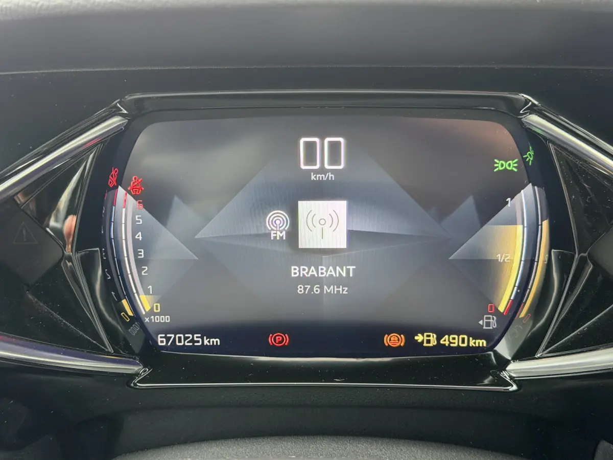 100pk Opera (Camera - Leder - LED Matrix - Parkeersensoren V+A - Automatische Airco - Apple Carplay - Navigatie - Head up)