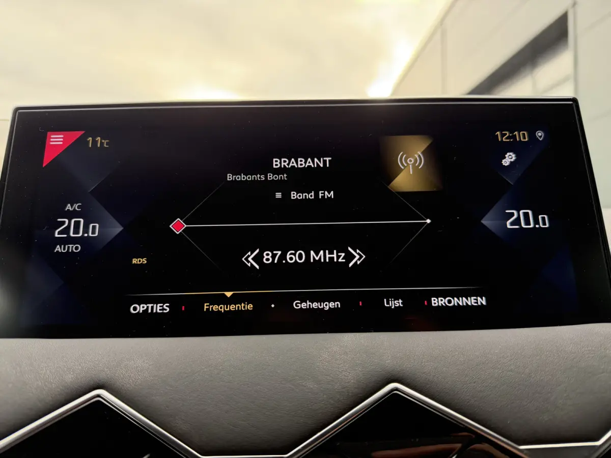 100pk Opera (Camera - Leder - LED Matrix - Parkeersensoren V+A - Automatische Airco - Apple Carplay - Navigatie - Head up)