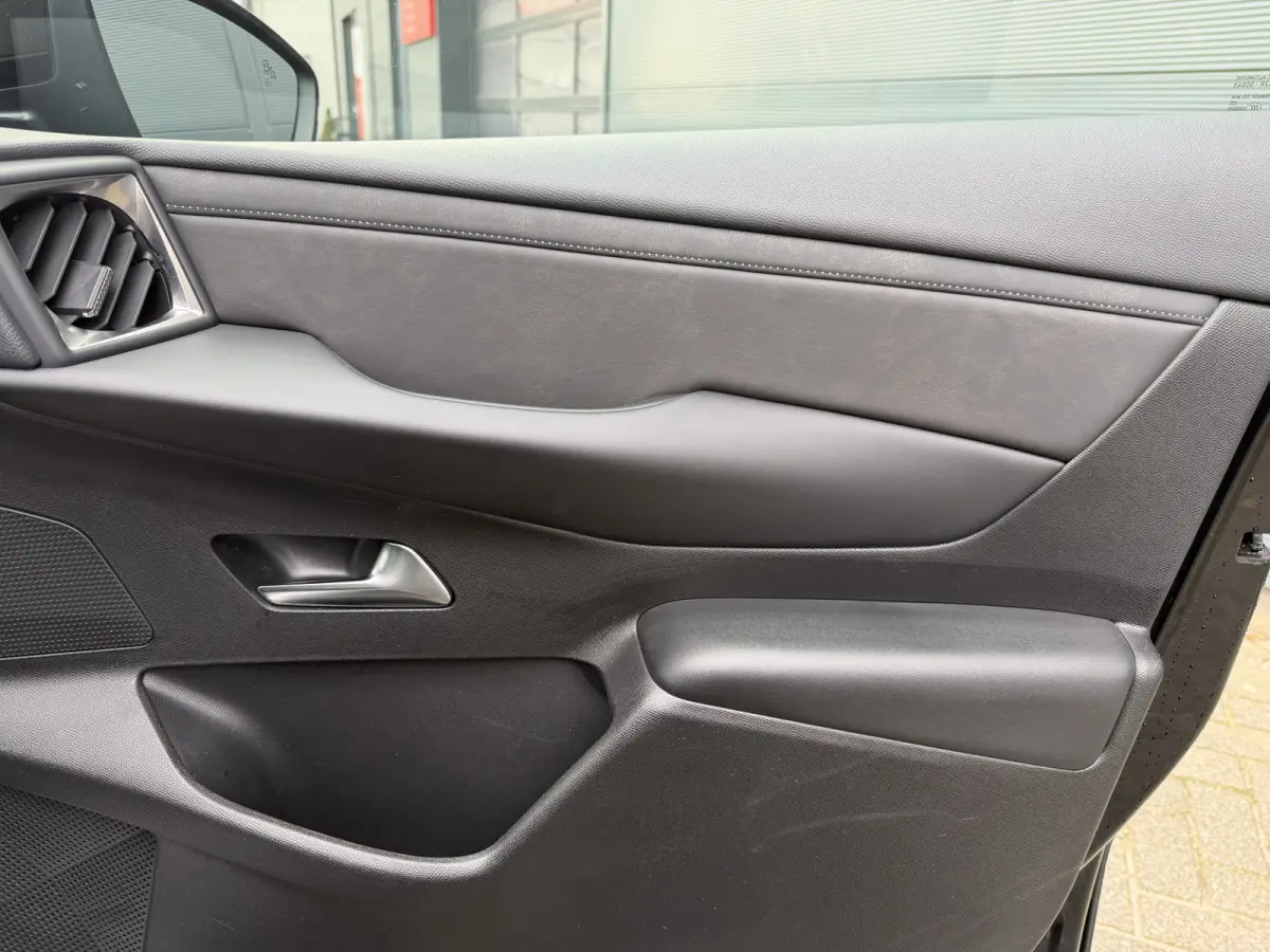 100pk Opera (Camera - Leder - LED Matrix - Parkeersensoren V+A - Automatische Airco - Apple Carplay - Navigatie - Head up)