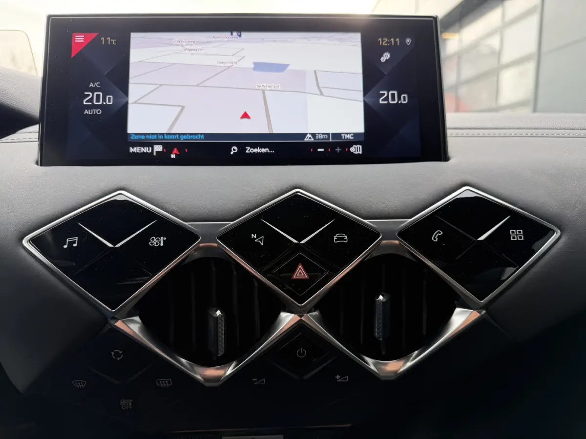 100pk Opera (Camera - Leder - LED Matrix - Parkeersensoren V+A - Automatische Airco - Apple Carplay - Navigatie - Head up)