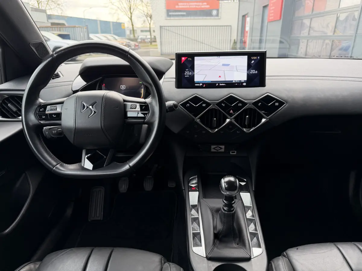 100pk Opera (Camera - Leder - LED Matrix - Parkeersensoren V+A - Automatische Airco - Apple Carplay - Navigatie - Head up)