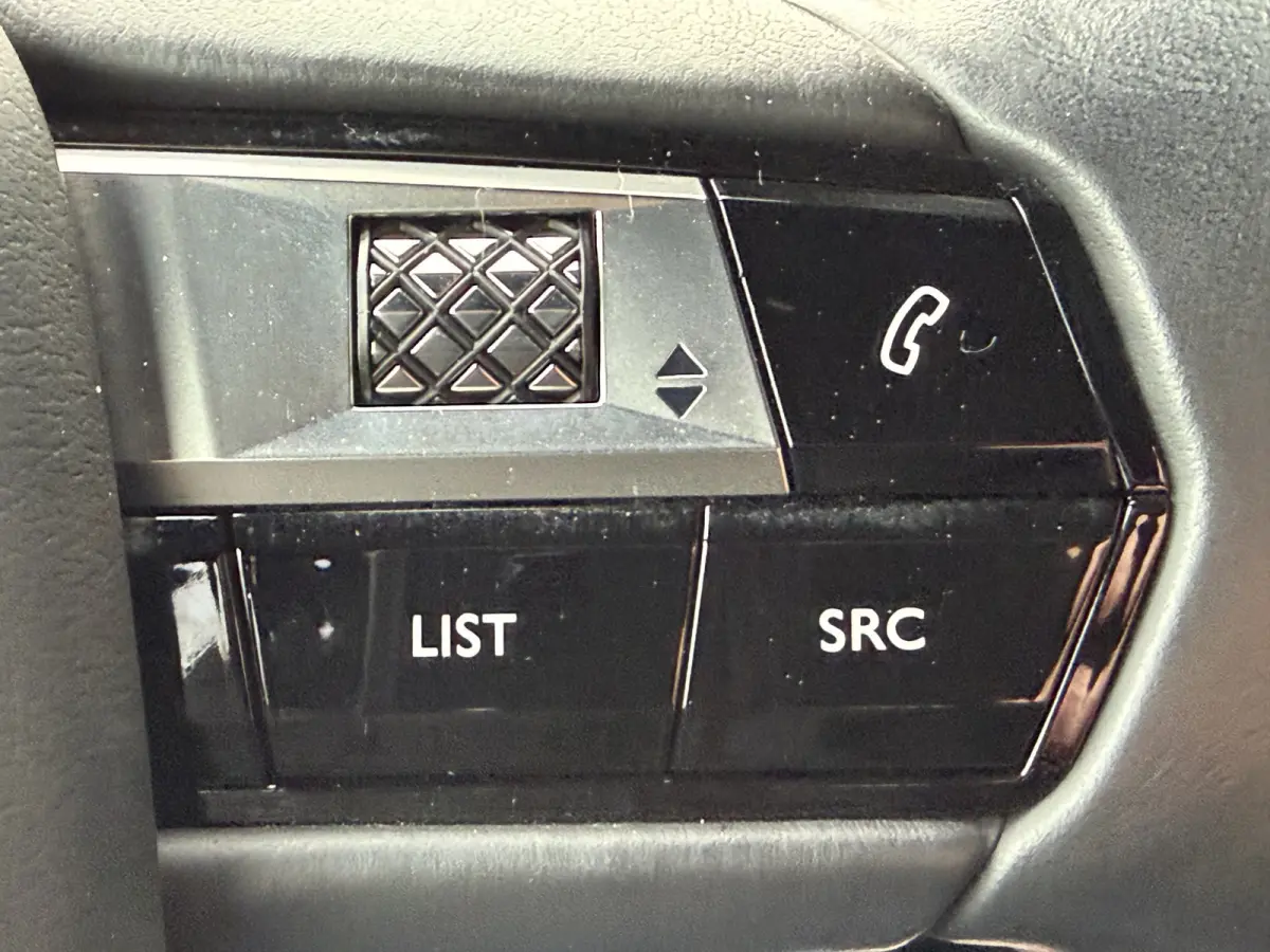 100pk Opera (Camera - Leder - LED Matrix - Parkeersensoren V+A - Automatische Airco - Apple Carplay - Navigatie - Head up)