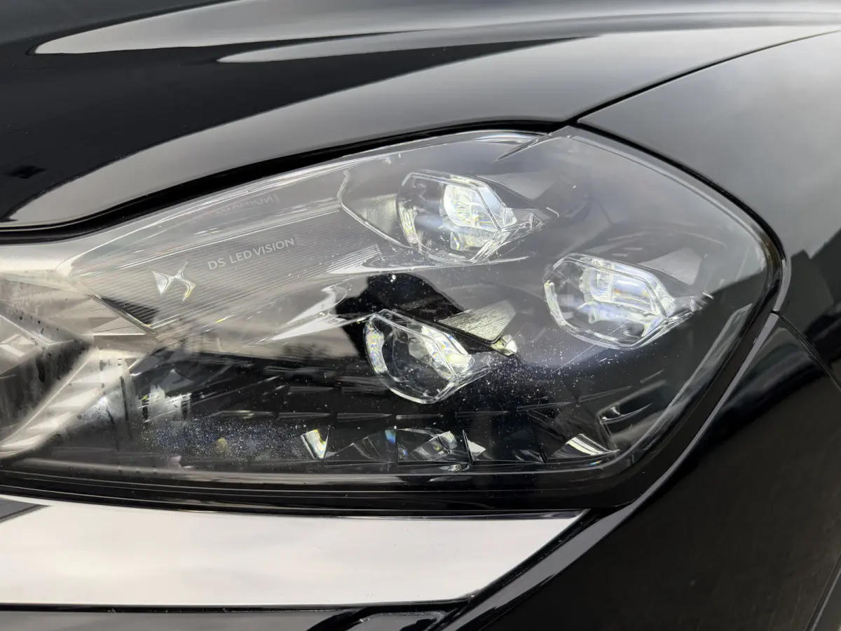 100pk Opera (Camera - Leder - LED Matrix - Parkeersensoren V+A - Automatische Airco - Apple Carplay - Navigatie - Head up)