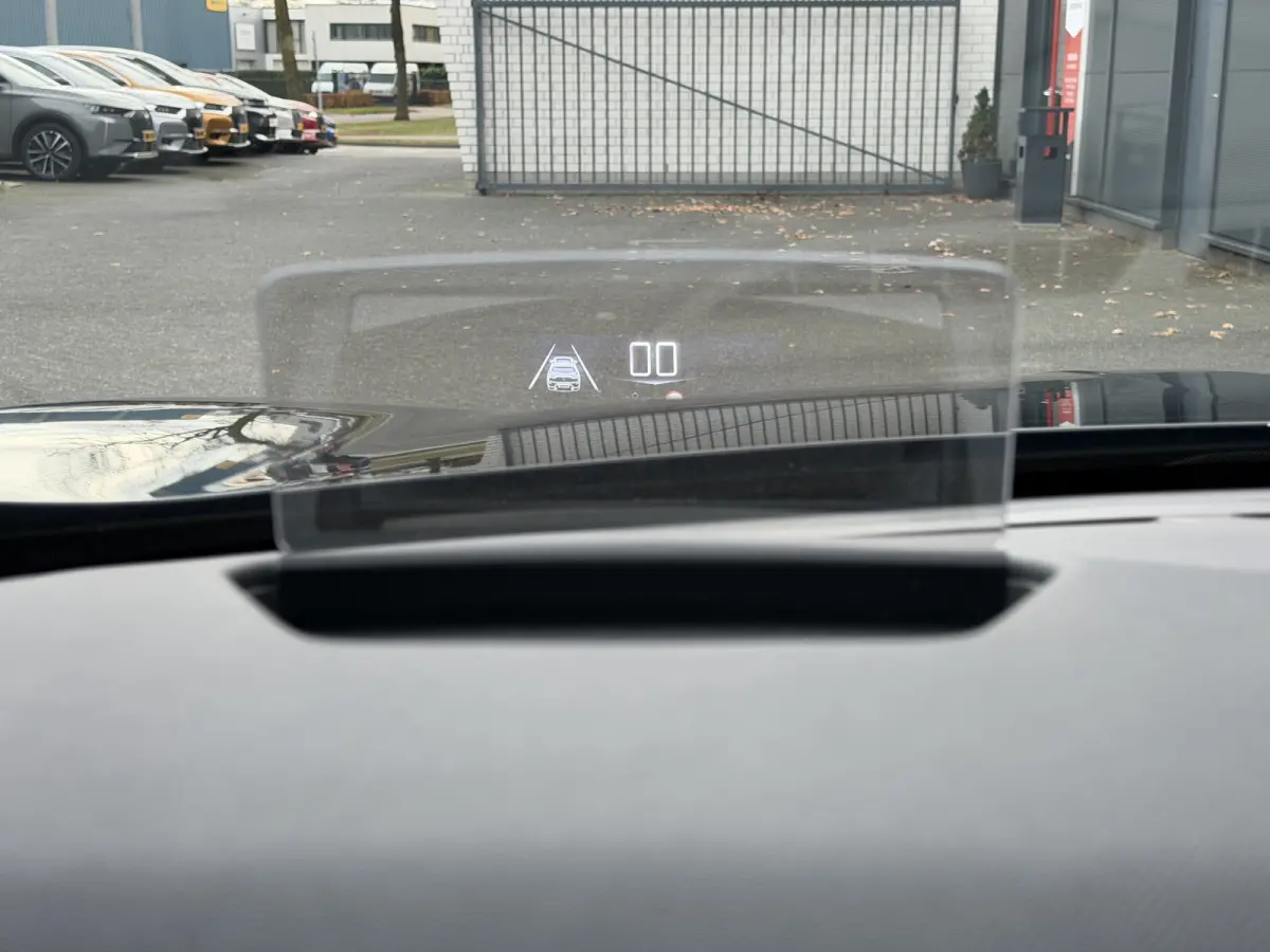 100pk Opera (Camera - Leder - LED Matrix - Parkeersensoren V+A - Automatische Airco - Apple Carplay - Navigatie - Head up)
