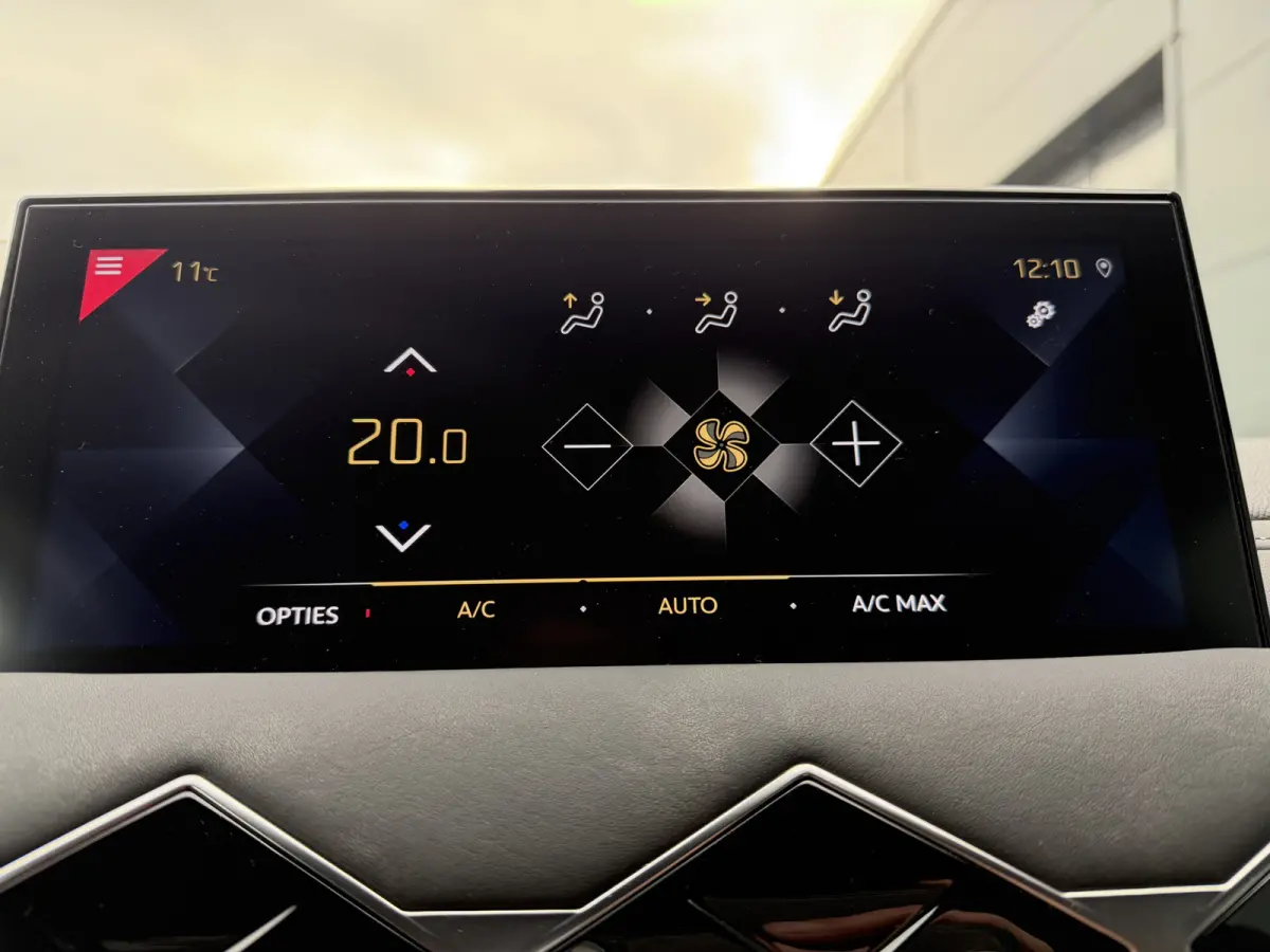 100pk Opera (Camera - Leder - LED Matrix - Parkeersensoren V+A - Automatische Airco - Apple Carplay - Navigatie - Head up)