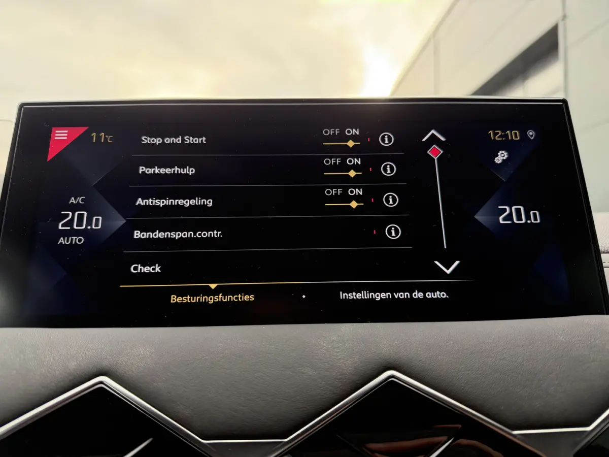 100pk Opera (Camera - Leder - LED Matrix - Parkeersensoren V+A - Automatische Airco - Apple Carplay - Navigatie - Head up)