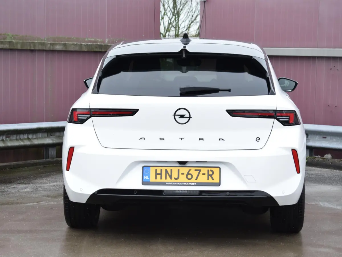 54 kWh GS | NAVI | 18" LICHTMETALEN VELGEN | AGR COMFORTSTOEL | STOELVERWARMING | PARKEERSENSOREN MET CAMERA | 15 KM