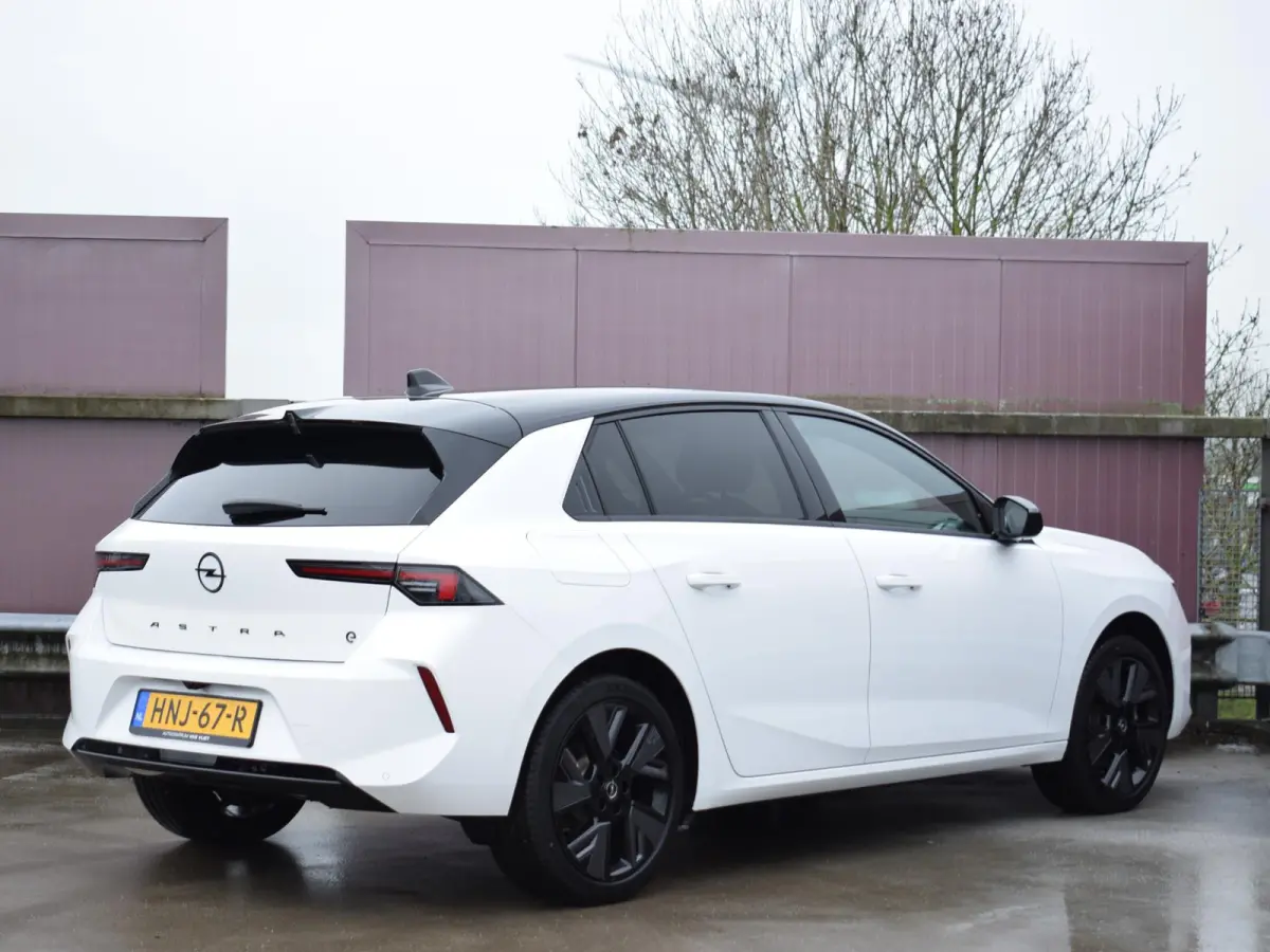54 kWh GS | NAVI | 18" LICHTMETALEN VELGEN | AGR COMFORTSTOEL | STOELVERWARMING | PARKEERSENSOREN MET CAMERA | 15 KM