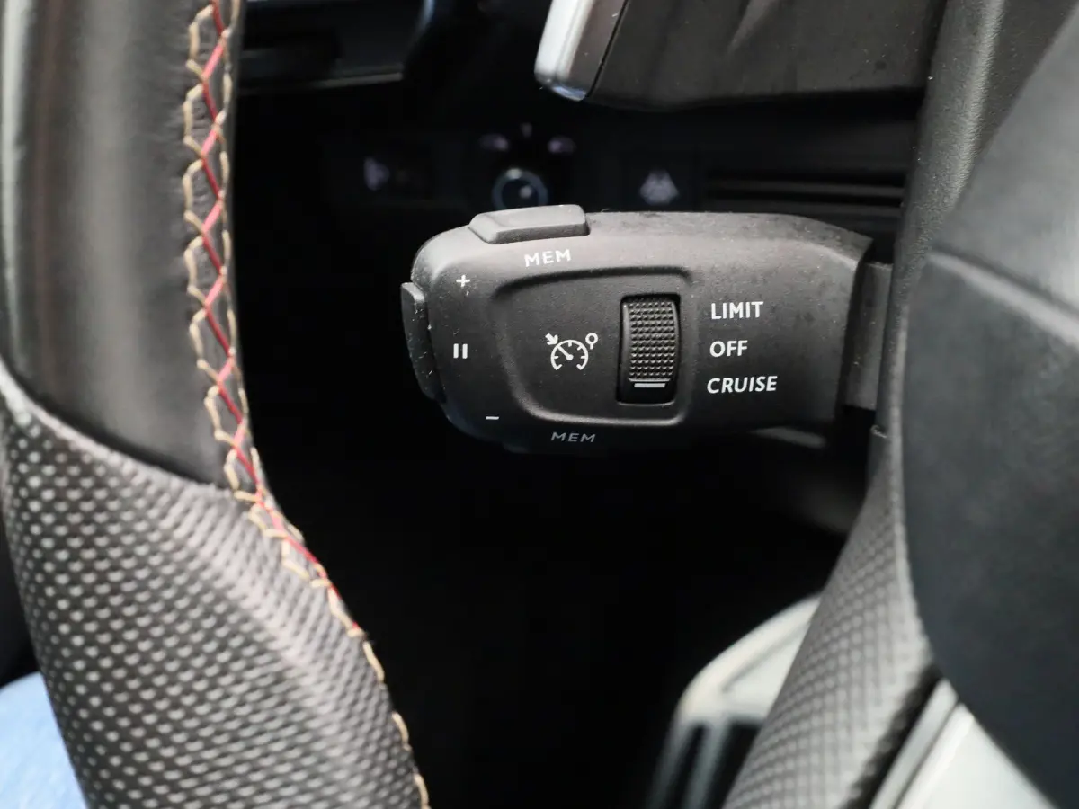 1.2 PureTech 130 PK Automaat Performance Line | CAMERA | CARPLAY