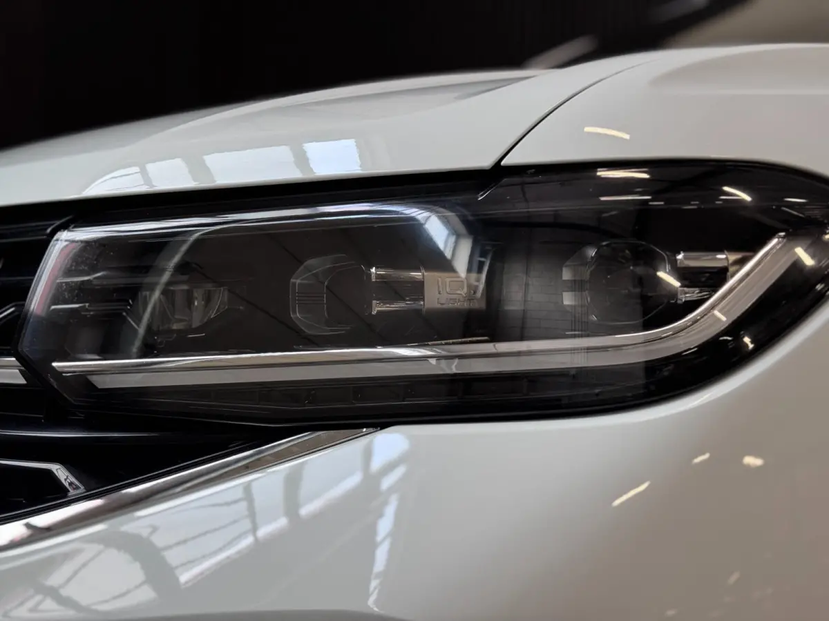 1.5 TSI R-Line DSG | IQ LED | CAMERA | TREKHAAK | NIEUWSTAAT!